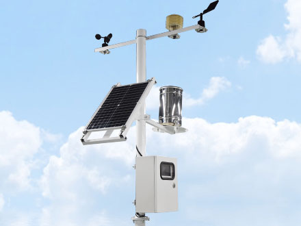 在水庫(kù)旁，建立了氣象站